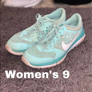 Women’s Nike tennis shoes